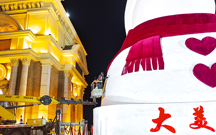 刷爆朋友圈的哈尔滨大雪宝，“空中造型师”是星空官网高空作业车！