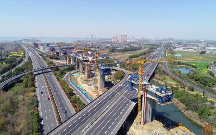 又见群塔 | 星空官网塔机林立长江沿岸铁路线