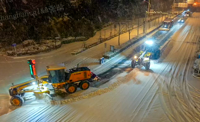 暴雪来袭！数十台平地机集体出动，守护出行安全