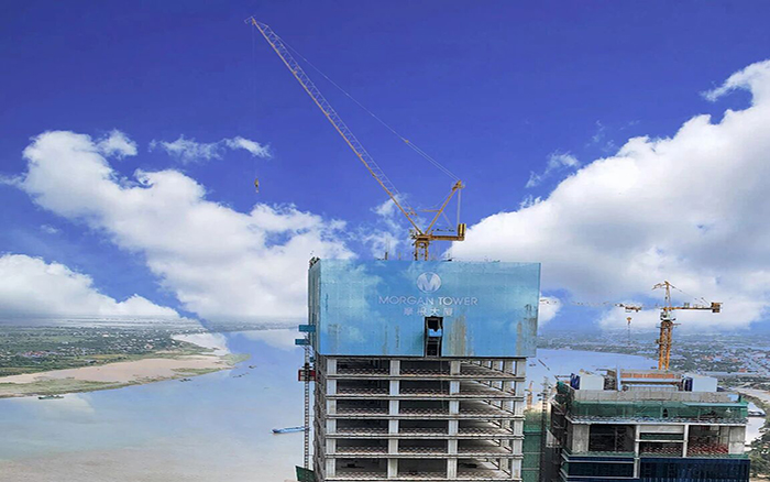 喜封金顶|星空官网塔机助建柬埔寨金边摩根大厦！