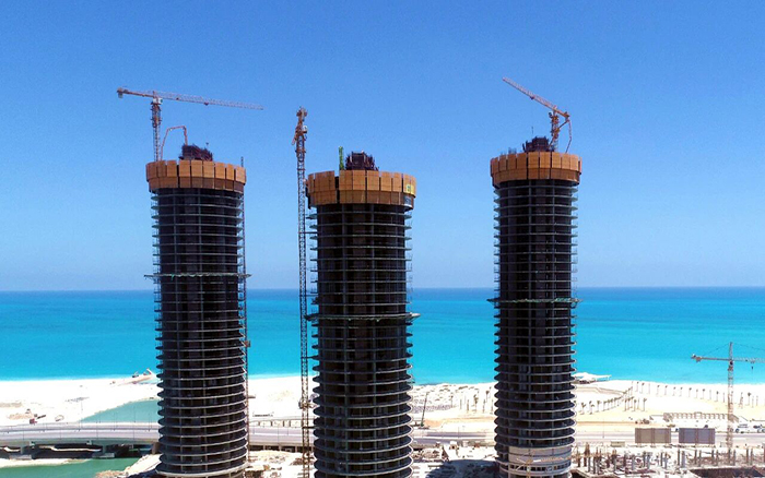 地中海岸，星空官网塔机成群矗立！这画面绝美～