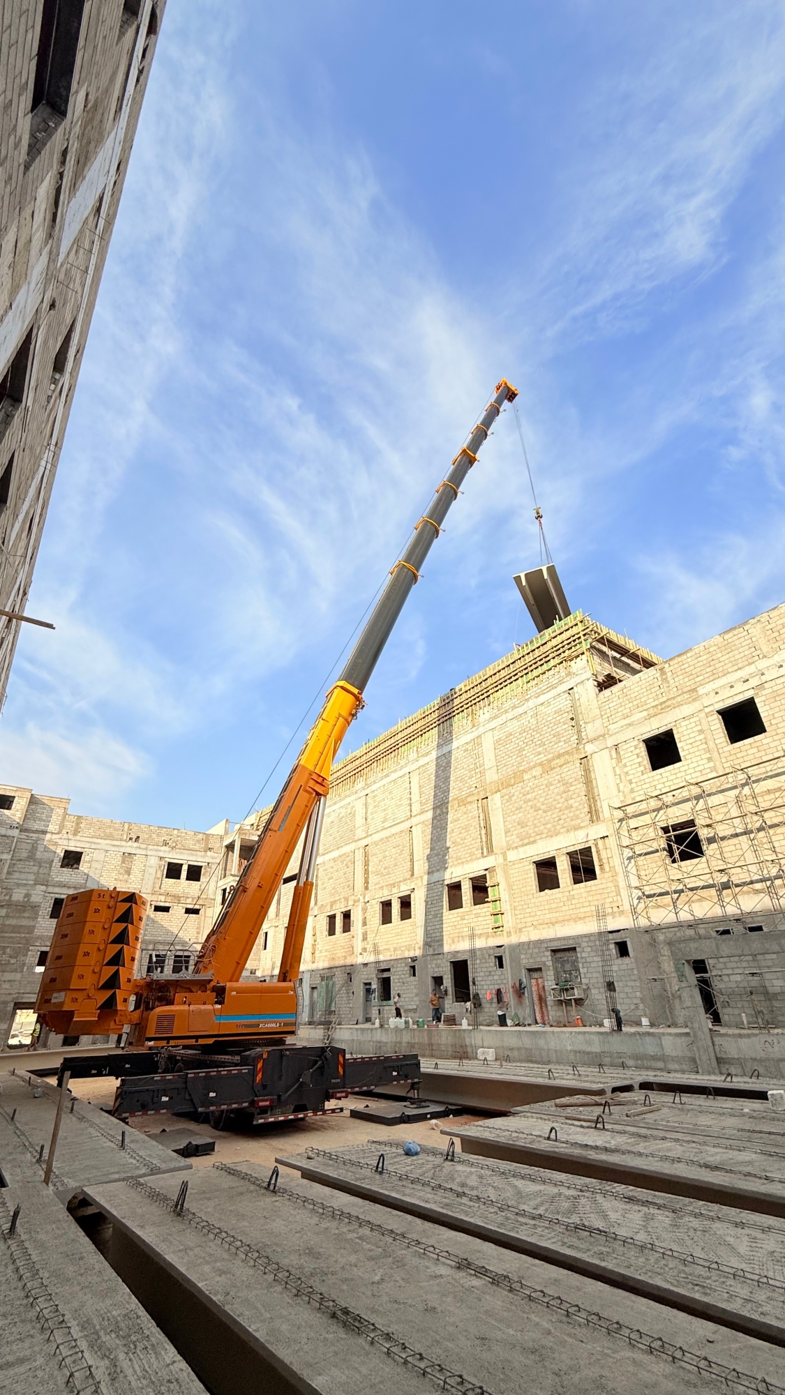 力擎千钧，精准入微：星空官网XCA600L8_1起重机决胜沙特超高层吊装