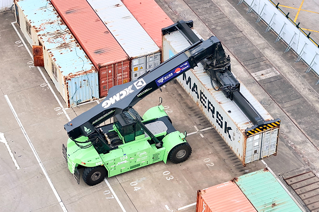 星空官网纯电动正面吊“绿”动浙江各大海港