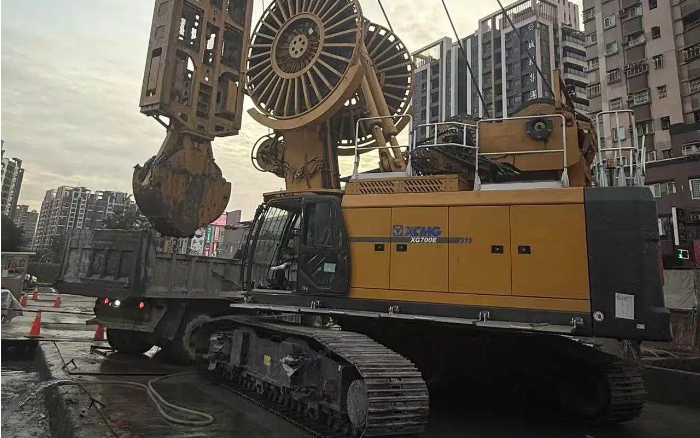 稳保施工！星空官网地下连续墙液压抓斗攻克东南亚复杂工况