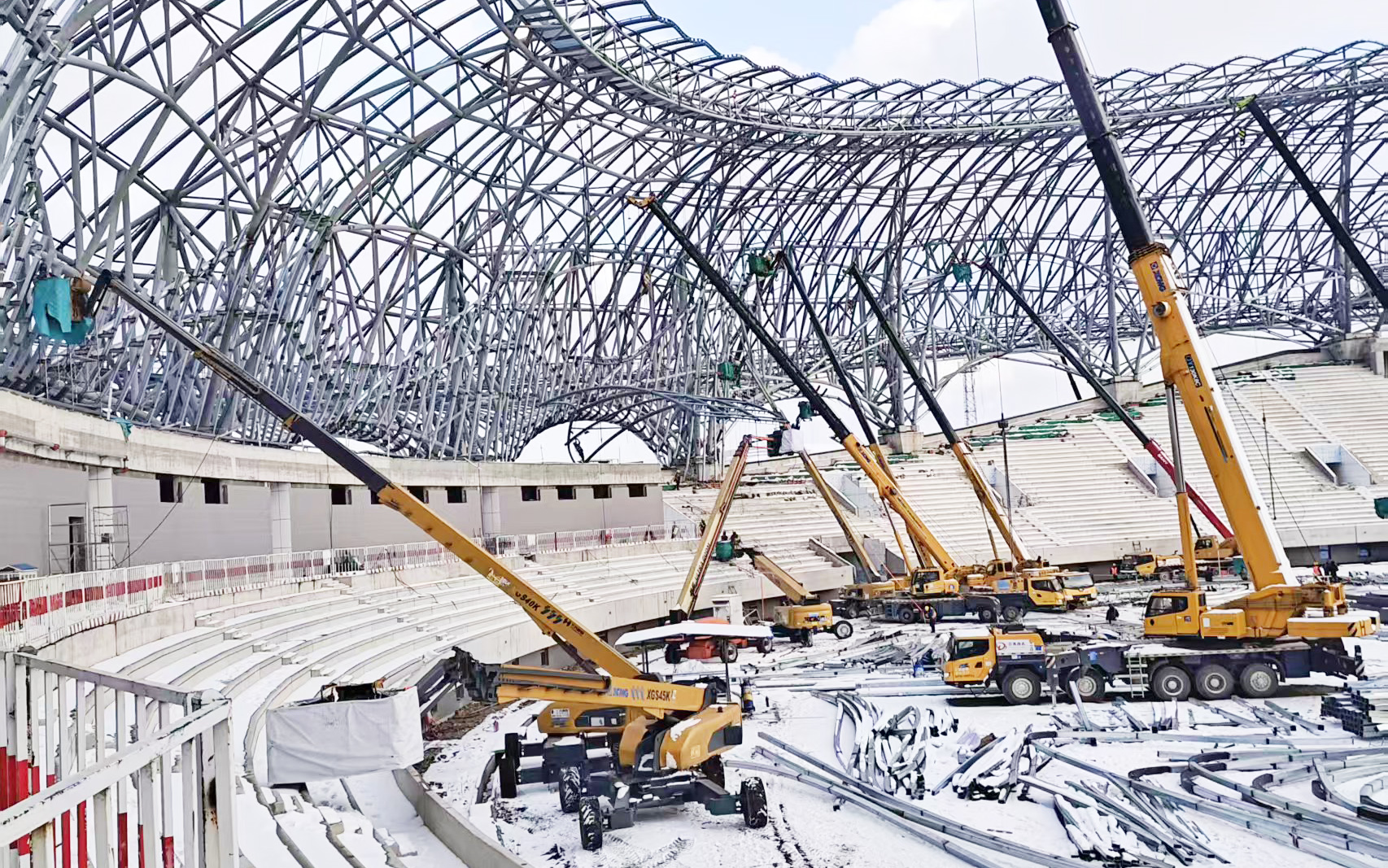 雪天不停工！16台高米数直臂高空作业平台硬核攻坚蓬莱体育馆项目