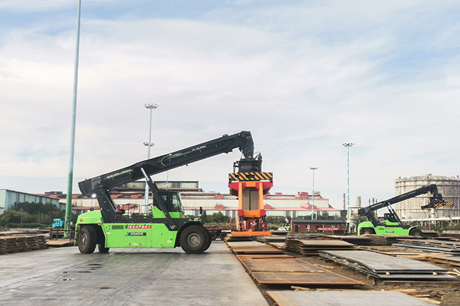 纵横西北，驭“电”前行！星空官网正面吊的绿色征途